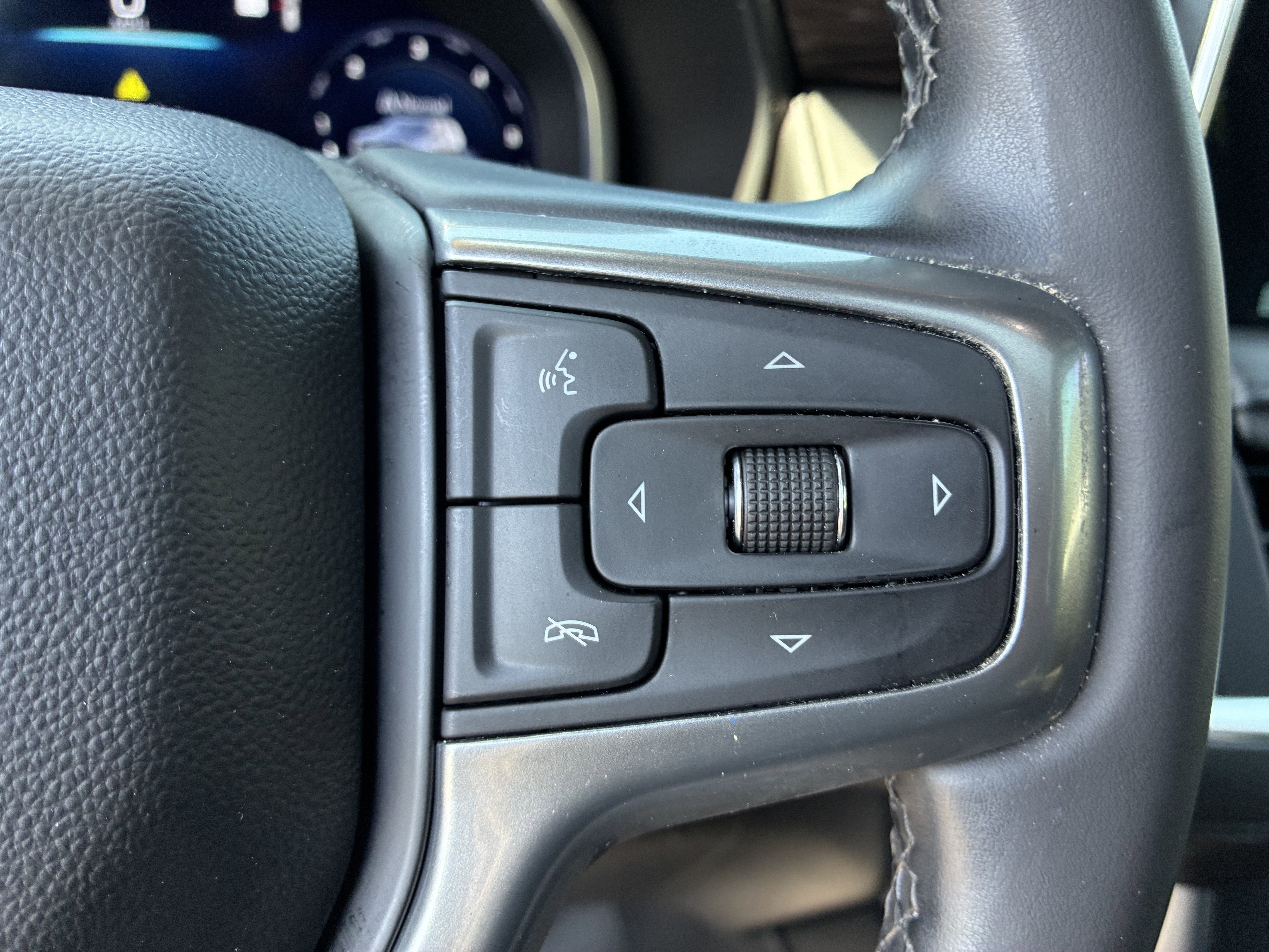 Used 2023 Chevrolet Suburban LT RWD image 30