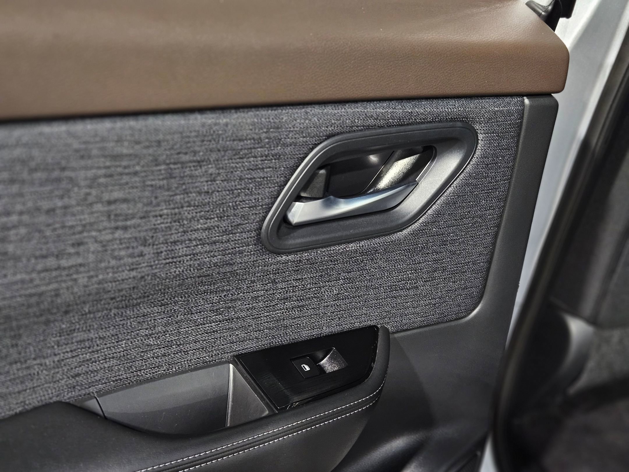 Used 2023 Nissan Rogue SV image 34