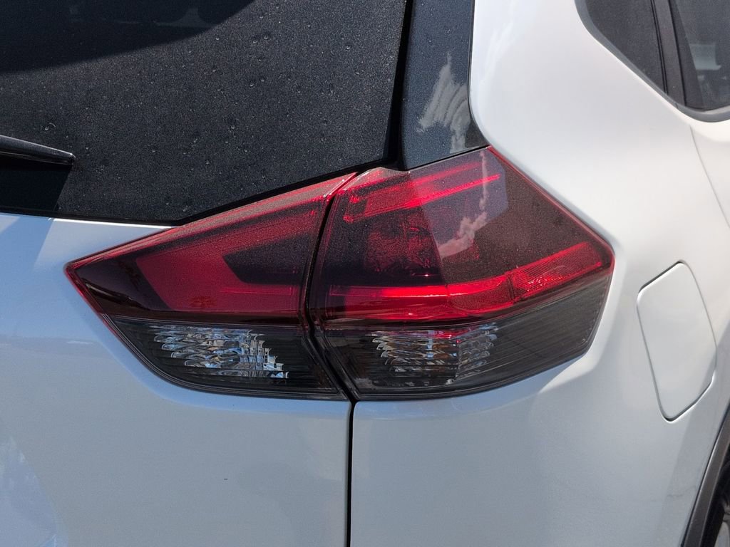 Used 2020 Nissan Rogue SV image 11