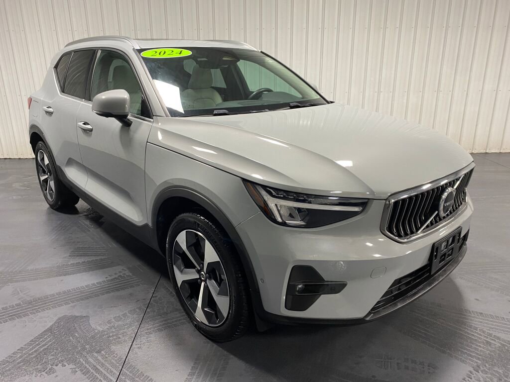 Used 2024 Volvo XC40 B5 Plus image 2