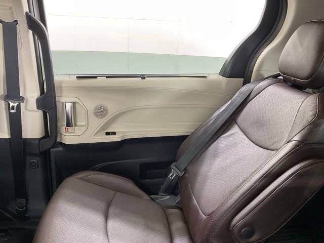 Used 2023 Toyota Sienna Platinum AWD/4WD image 23