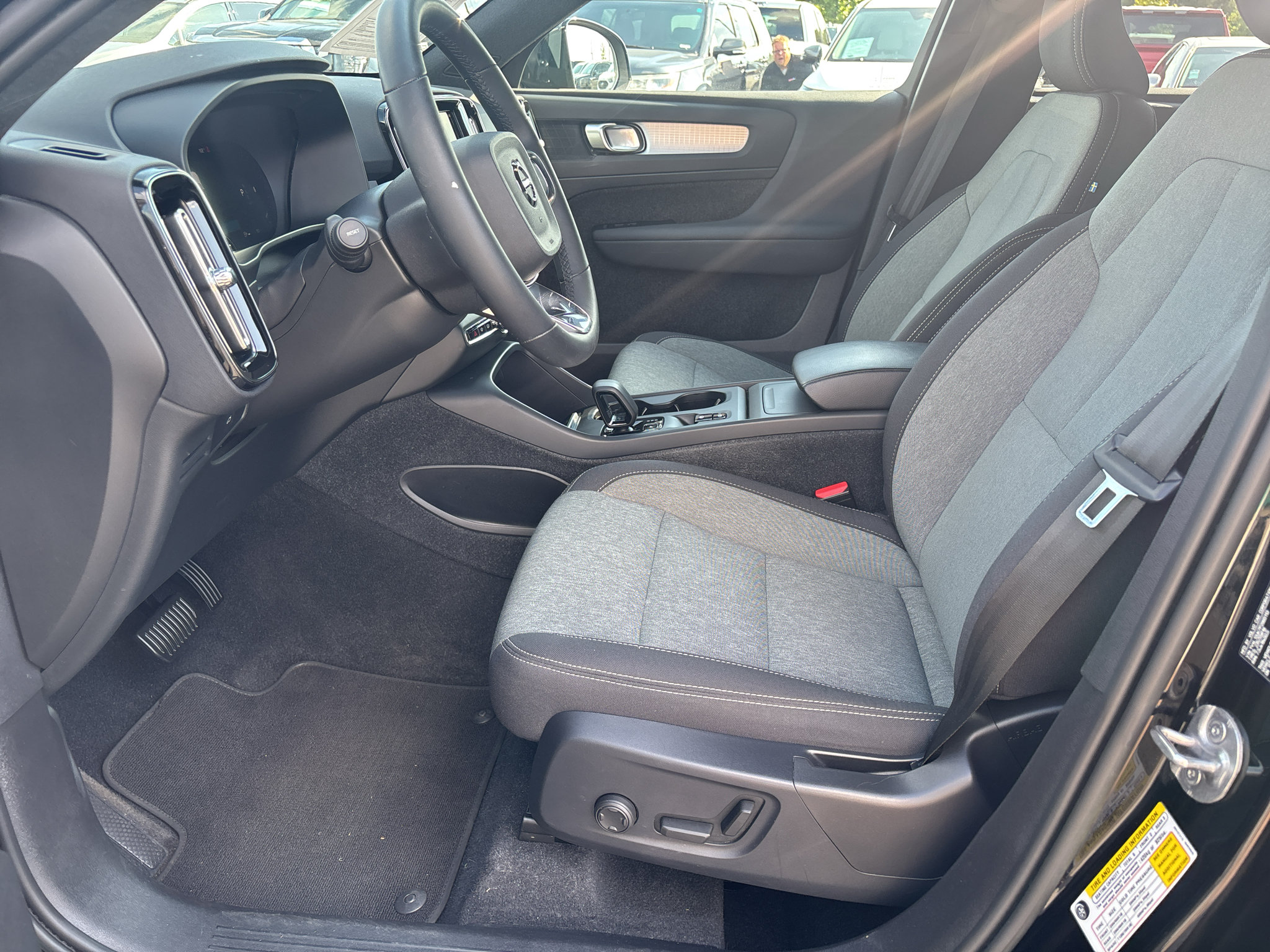 Used 2023 Volvo XC40 B5 Core AWD/4WD image 13