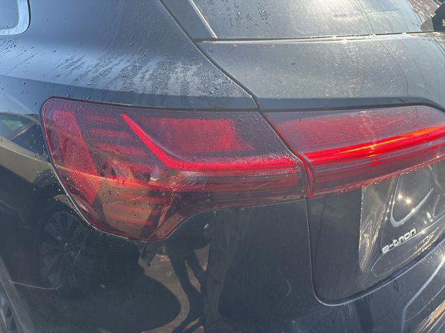 Certified 2023 Audi e-tron Premium Plus w/ Premium Plus Package AWD/4WD image 6