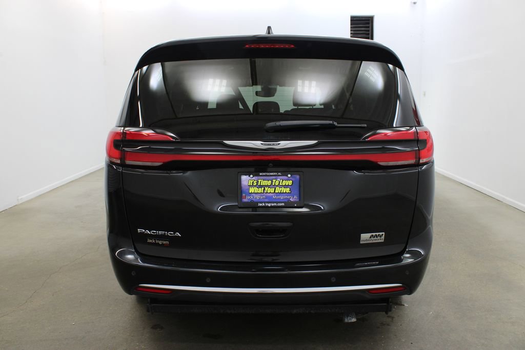 Used 2024 Chrysler Pacifica Touring image 4