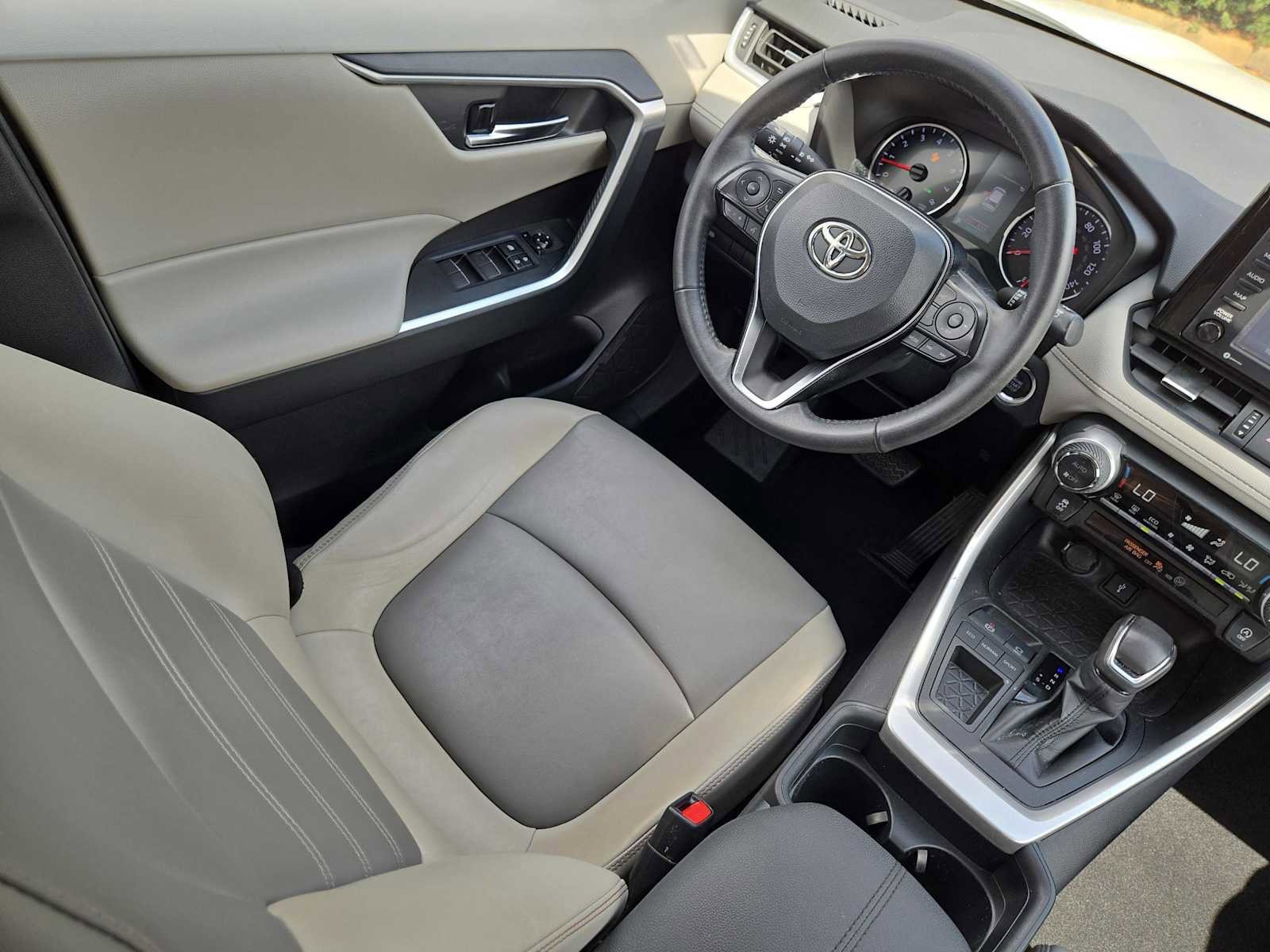 Used 2020 Toyota RAV4 XLE Premium image 16