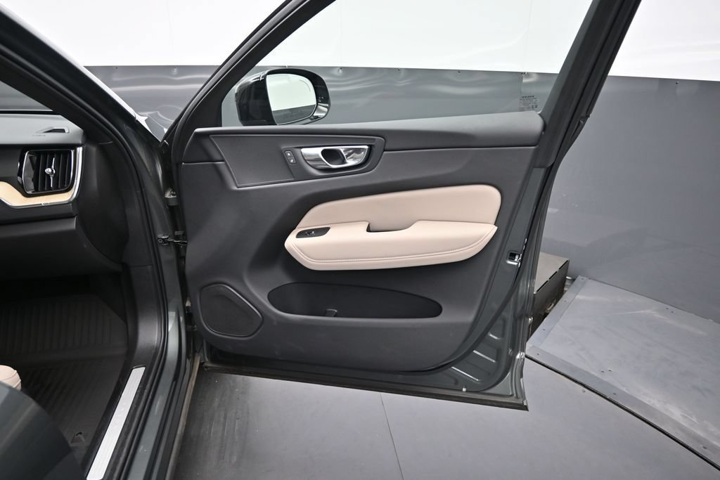 New 2026 Volvo XC60 B5 Plus w/ Protection Package Premier AWD/4WD image 20