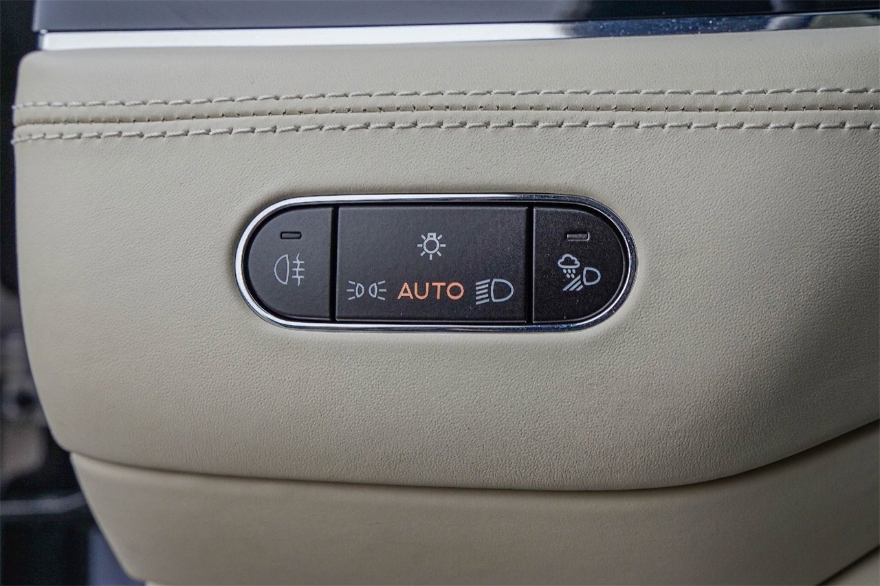 Certified 2024 Bentley Bentayga Extended Wheelbase image 34