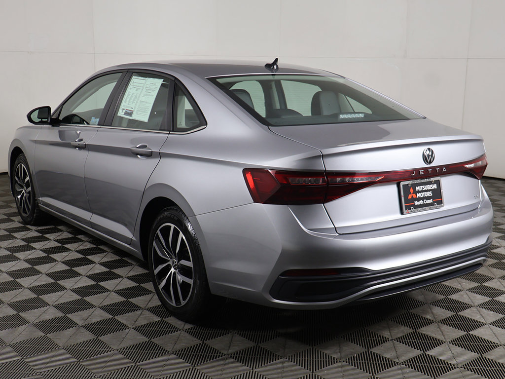 Used 2025 Volkswagen Jetta SE FWD image 8