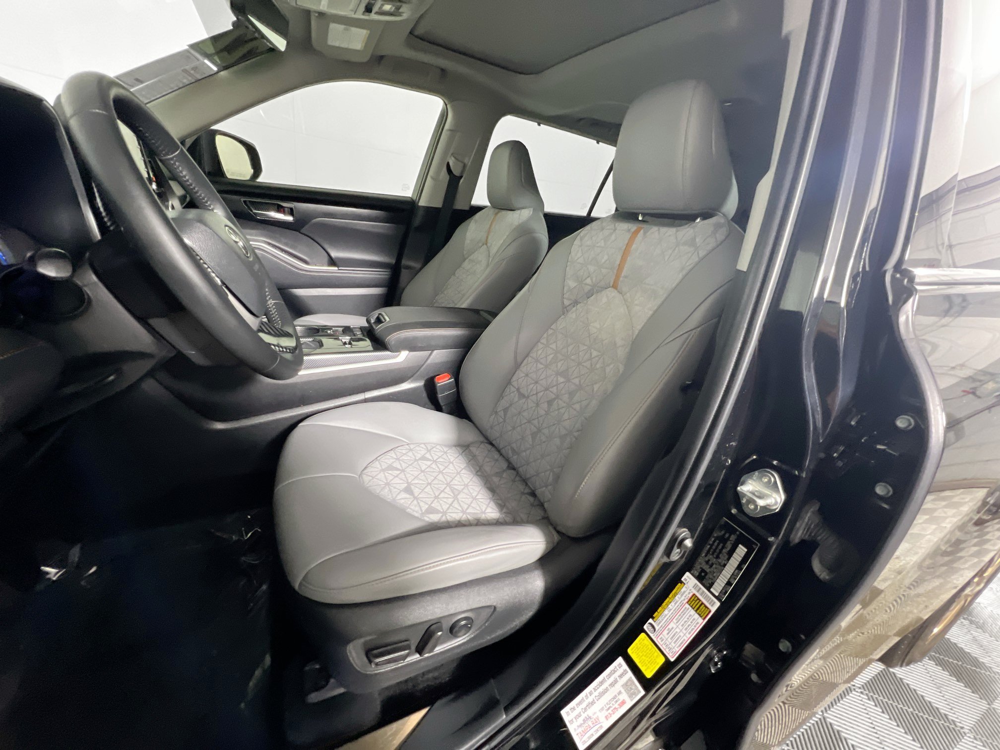 Used 2022 Toyota Highlander Bronze Edition FWD image 15