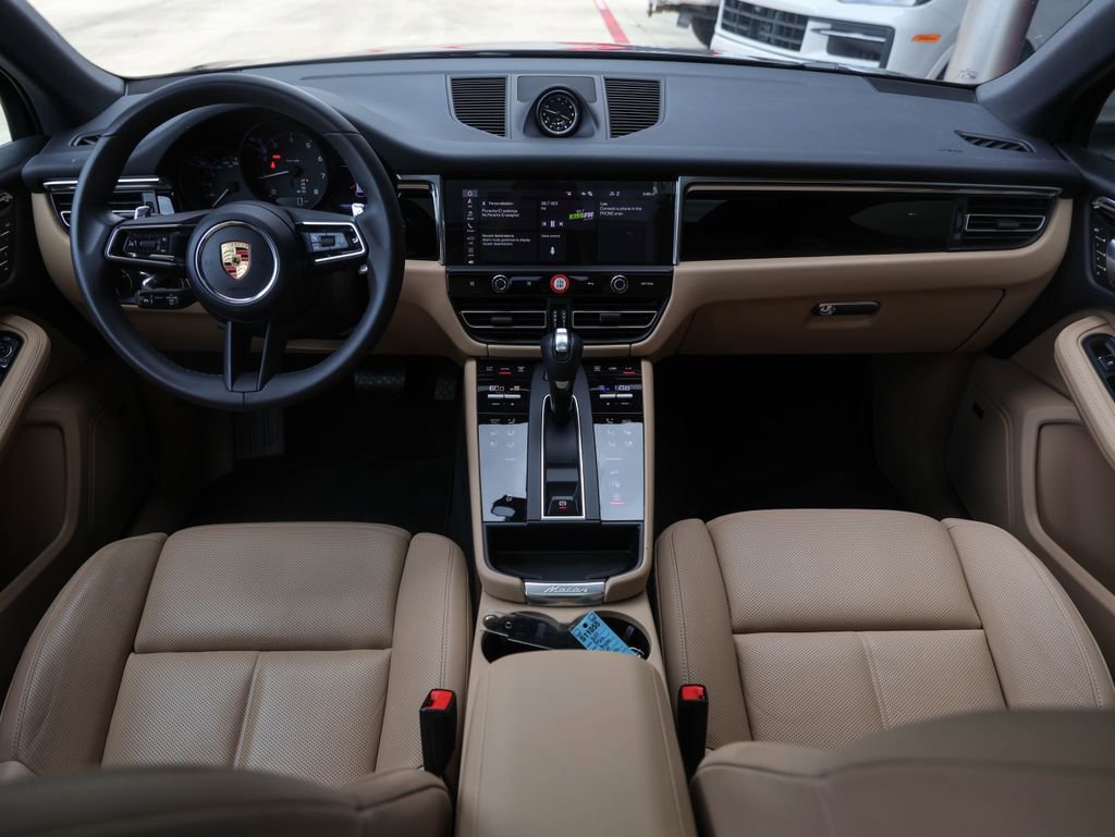 Certified 2025 Porsche Macan image 31