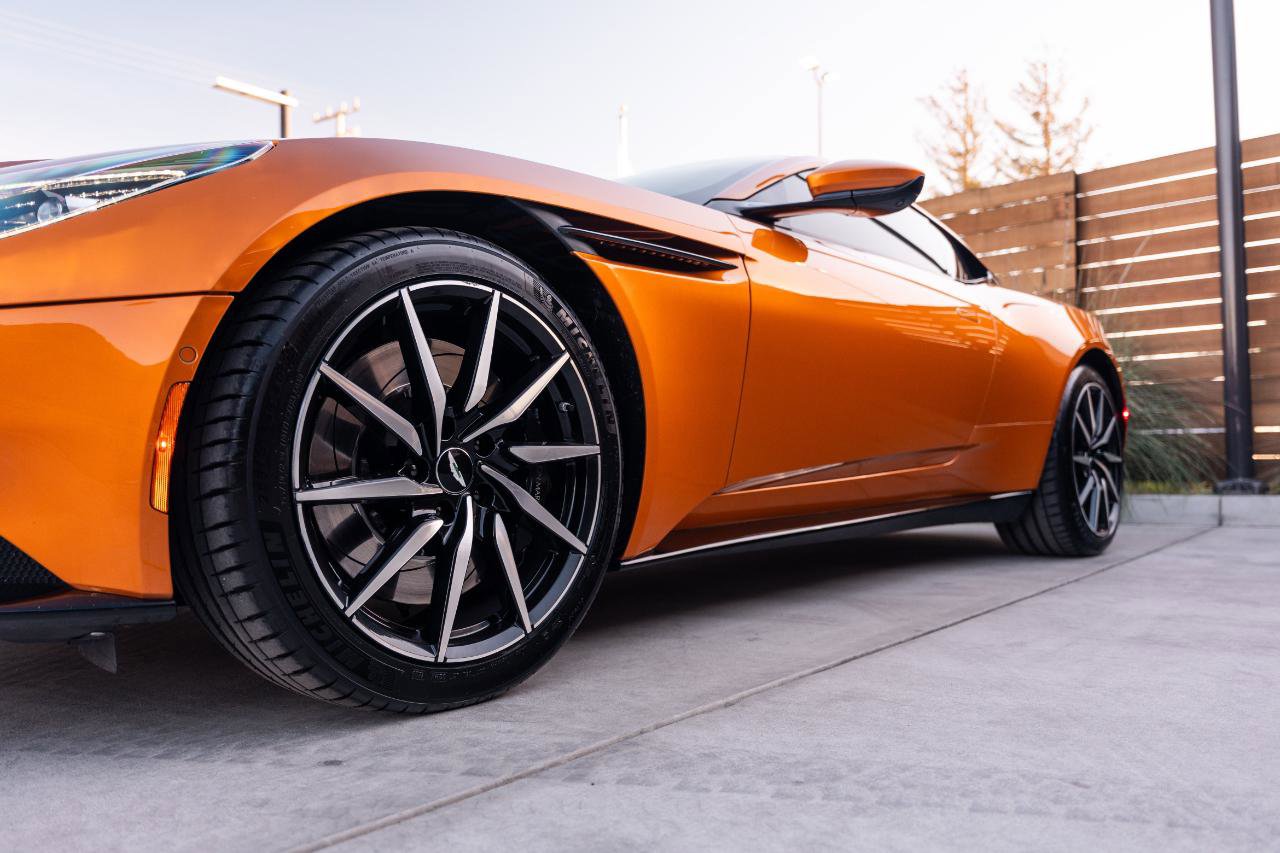 Used 2018 Aston Martin DB11 Coupe image 13