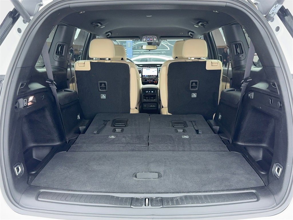 Used 2024 Jeep Grand Cherokee L Limited w/ Black Appearance Package image 10