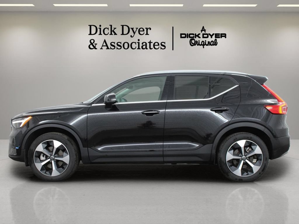 Used 2024 Volvo XC40 B5 Plus AWD/4WD image 15