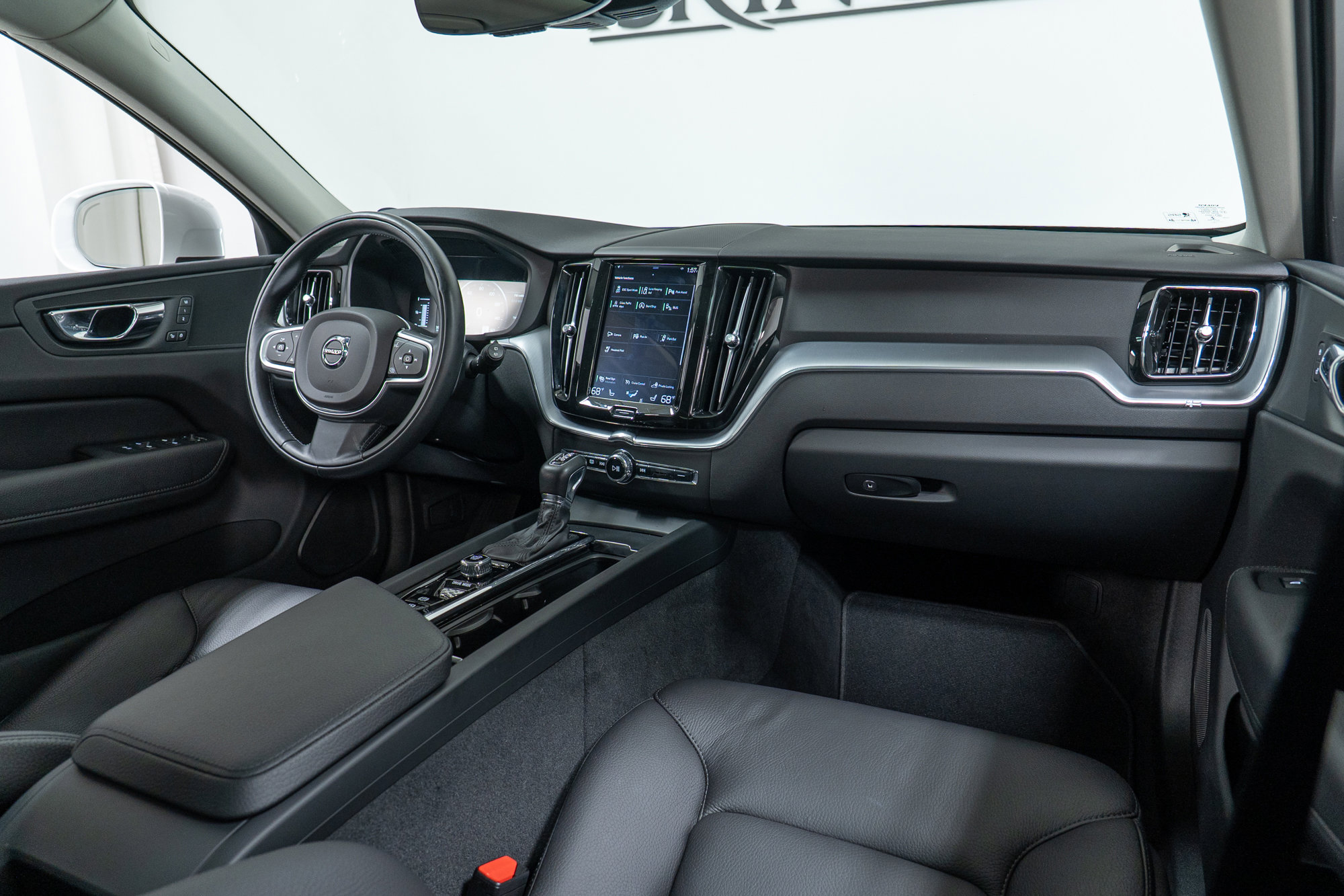 Used 2018 Volvo XC60 T5 Momentum w/ Convenience Package image 14