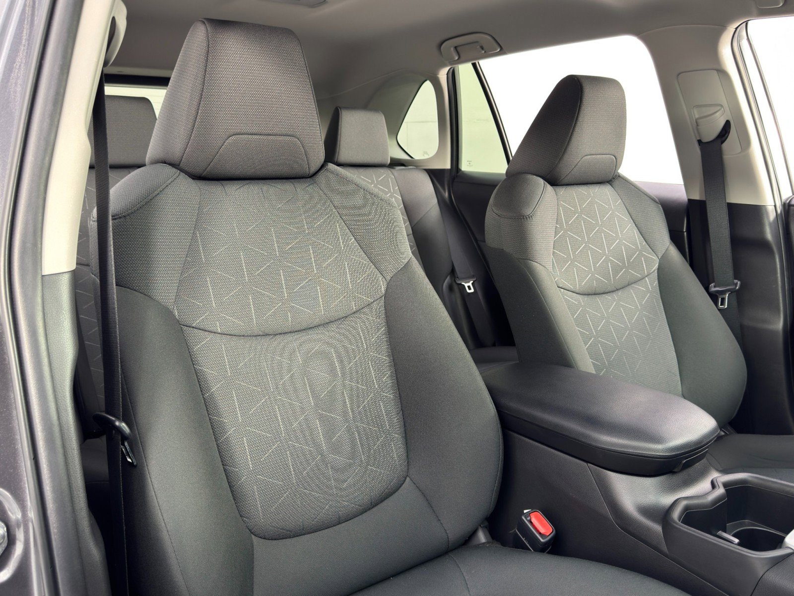 Used 2022 Toyota RAV4 XLE image 32