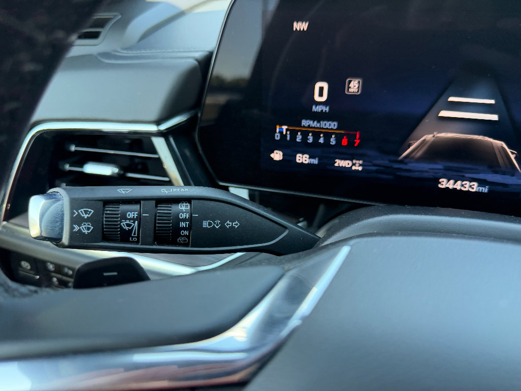 Used 2025 Chevrolet Suburban Z71 AWD/4WD image 38