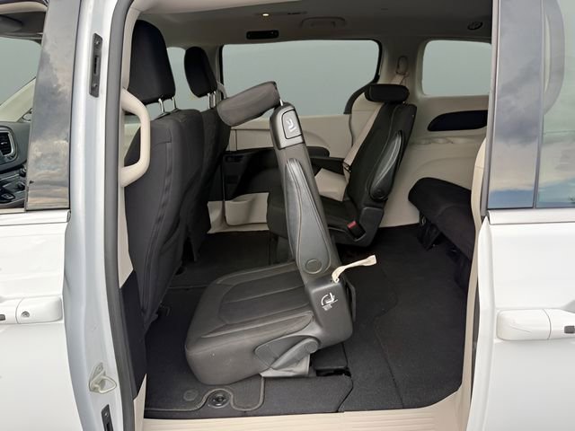 Used 2022 Chrysler Voyager LX FWD image 18