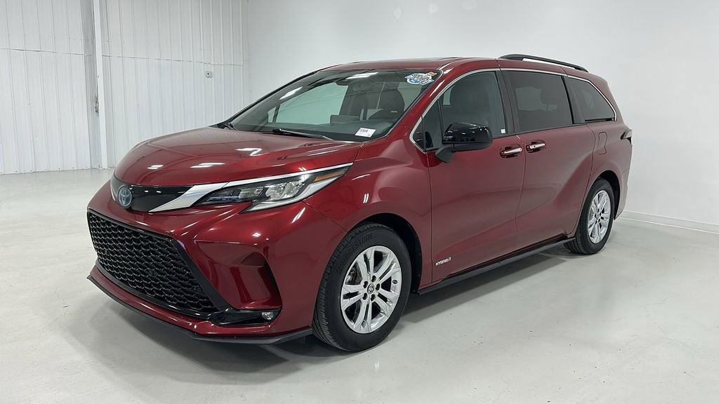 Used 2021 Toyota Sienna XSE w/ XSE Plus Package image 1
