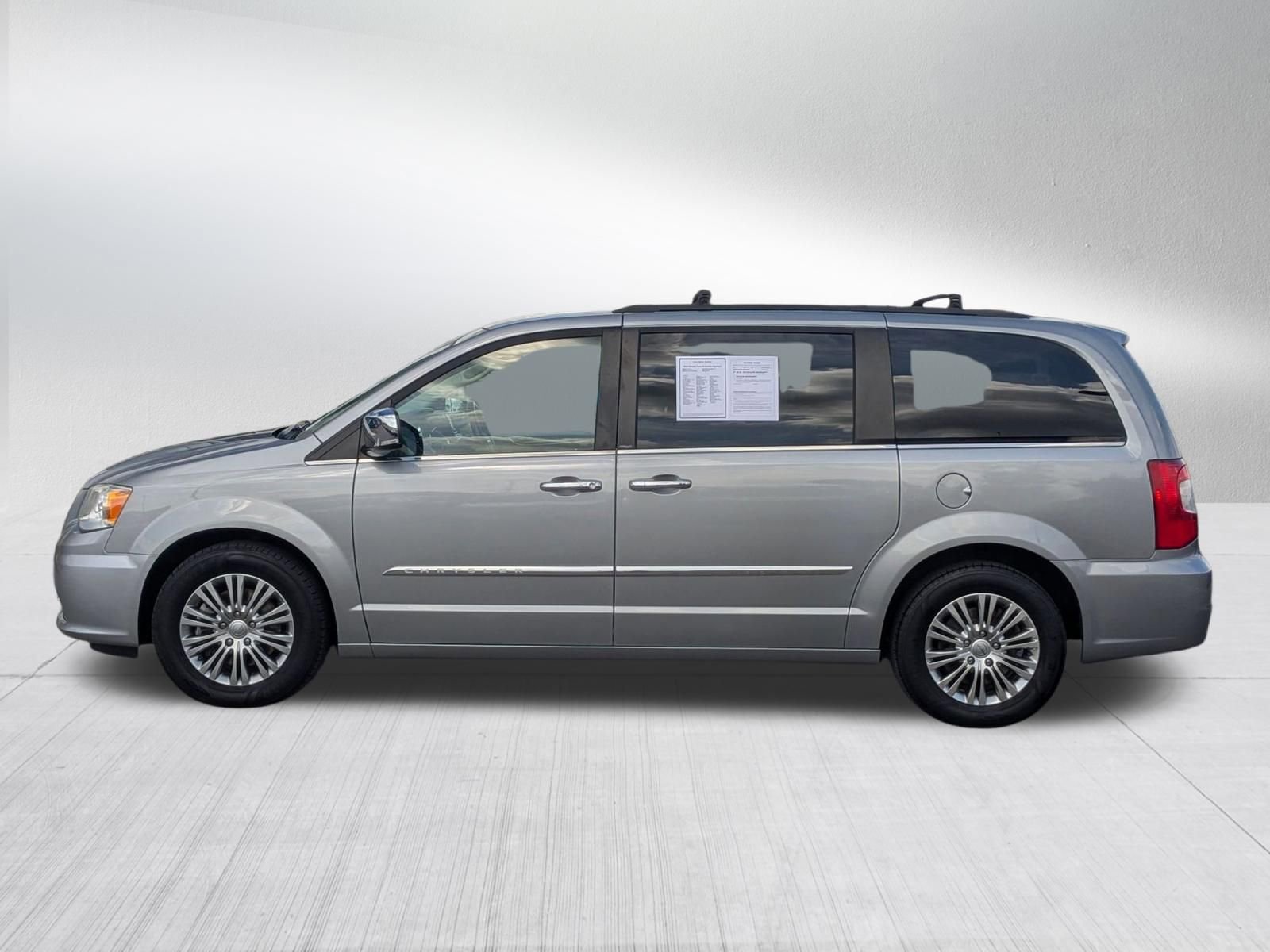 Used 2014 Chrysler Town & Country Touring-L w/ Driver Convenience Group FWD image 2