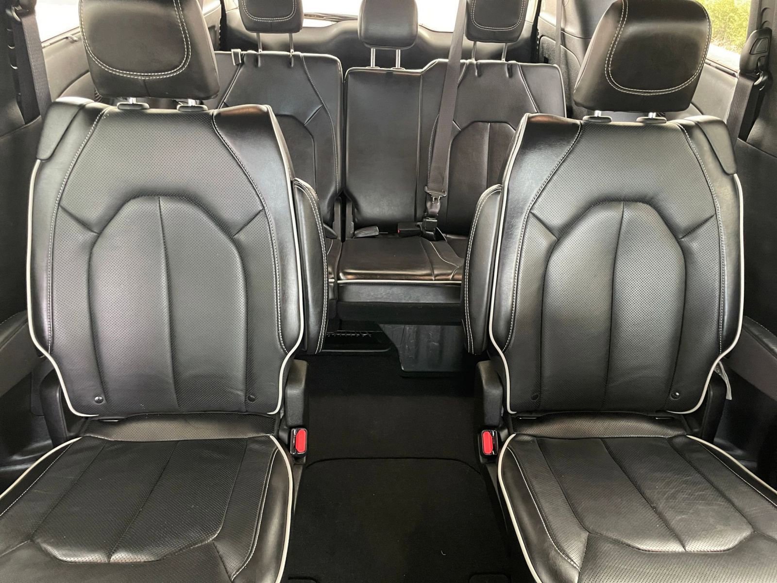 Used 2025 Chrysler Pacifica Limited image 45