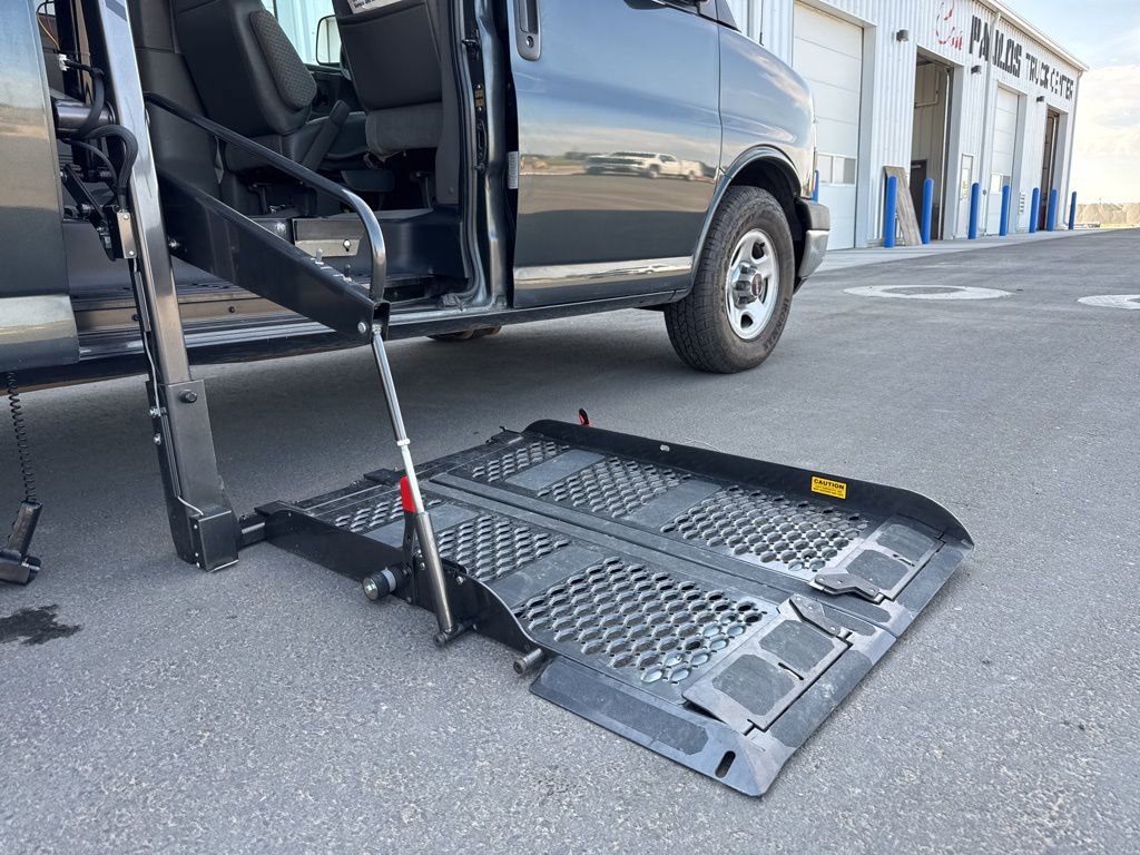 Used 2003 GMC Savana 1500 Passenger w/ Sle Preferred Equipment Group image 24