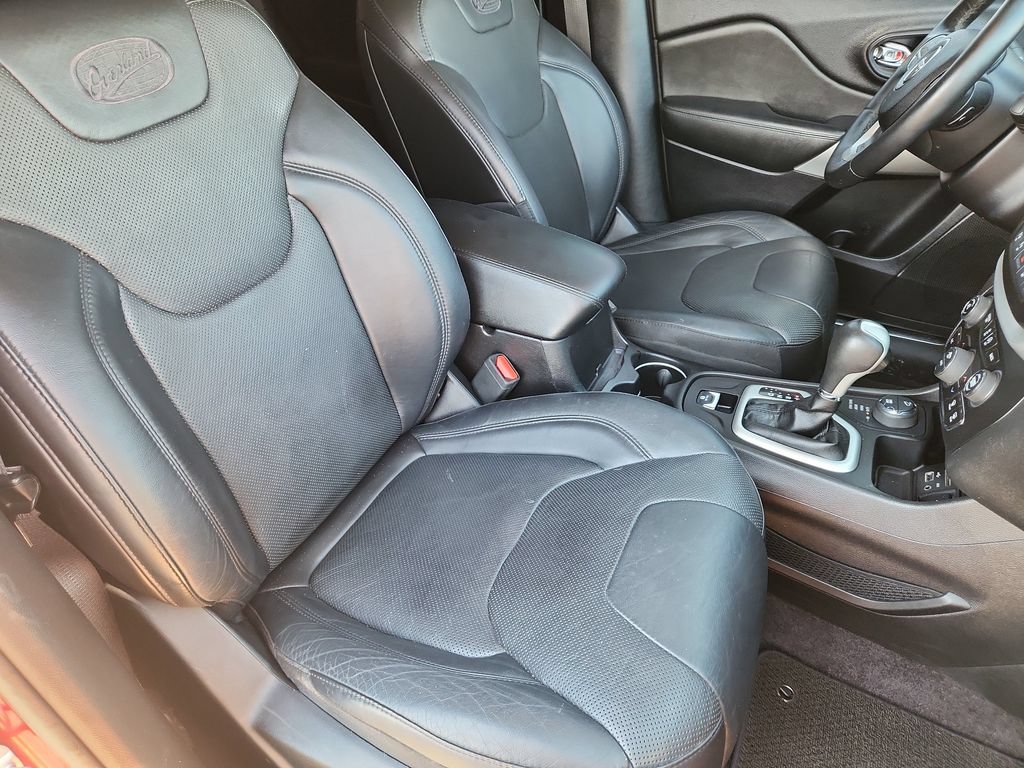Used 2017 Jeep Cherokee Overland w/ Technology Group AWD/4WD image 13