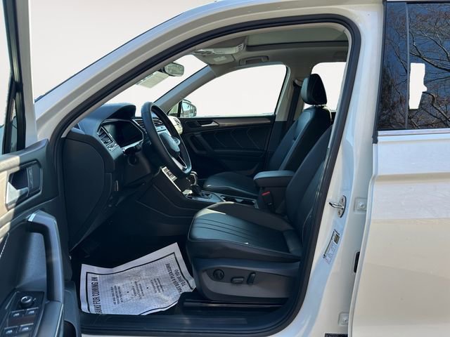 Used 2023 Volkswagen Tiguan SE w/ Panoramic Sunroof Package image 9