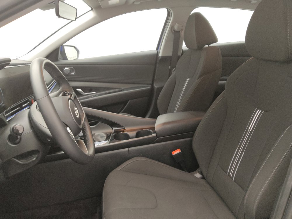 Used 2025 Hyundai Elantra SEL FWD image 17