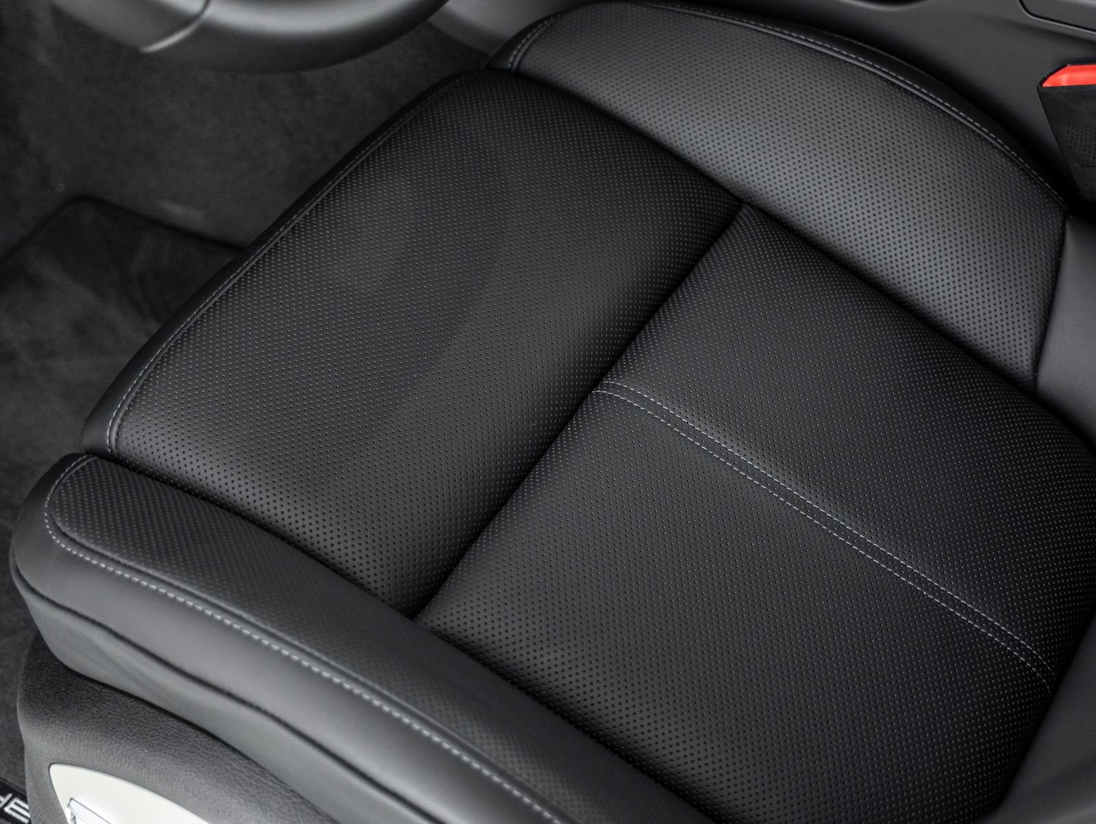 Certified 2026 Porsche Macan AWD/4WD image 23