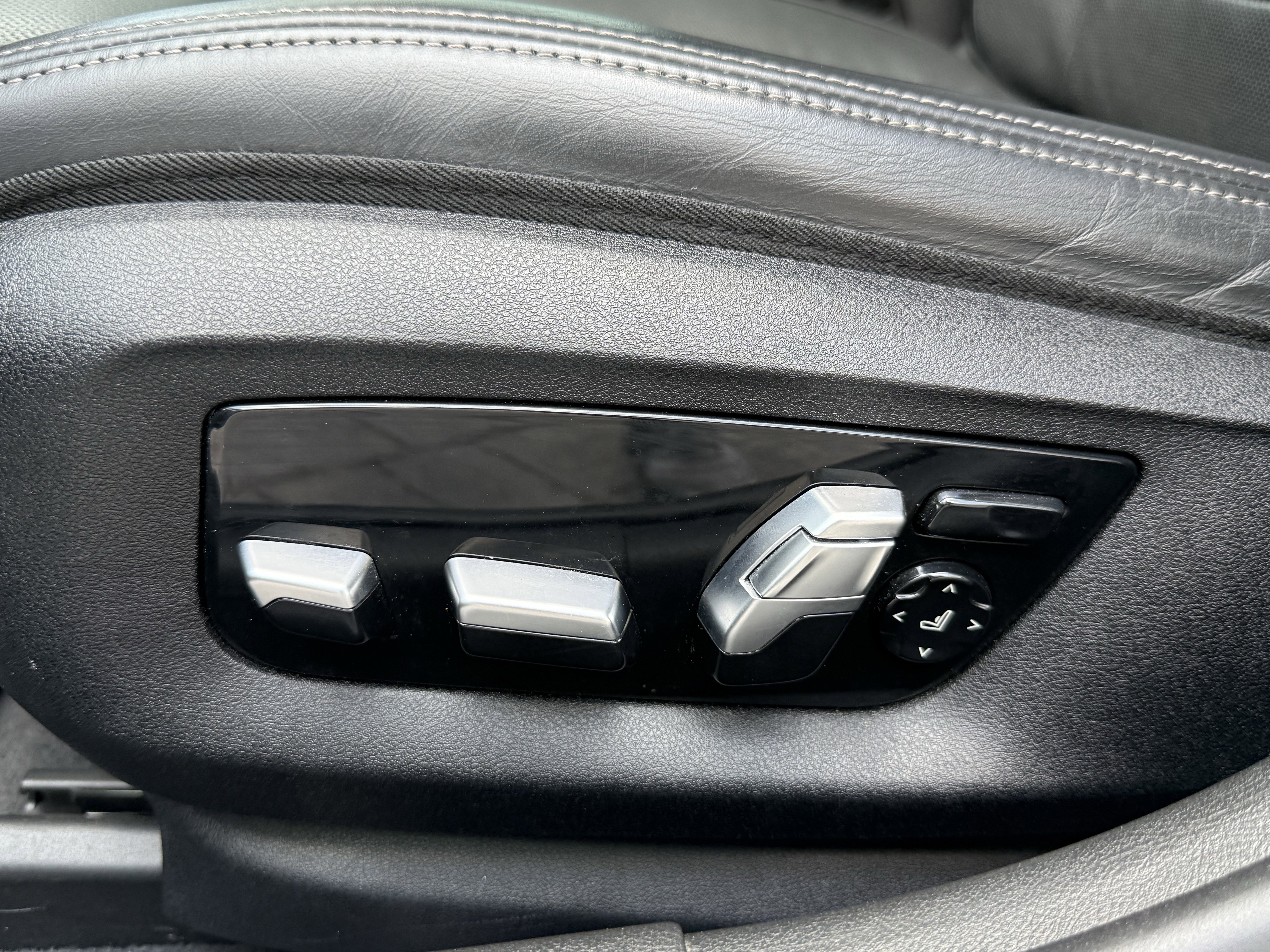 Used 2018 BMW M550i xDrive AWD/4WD image 27