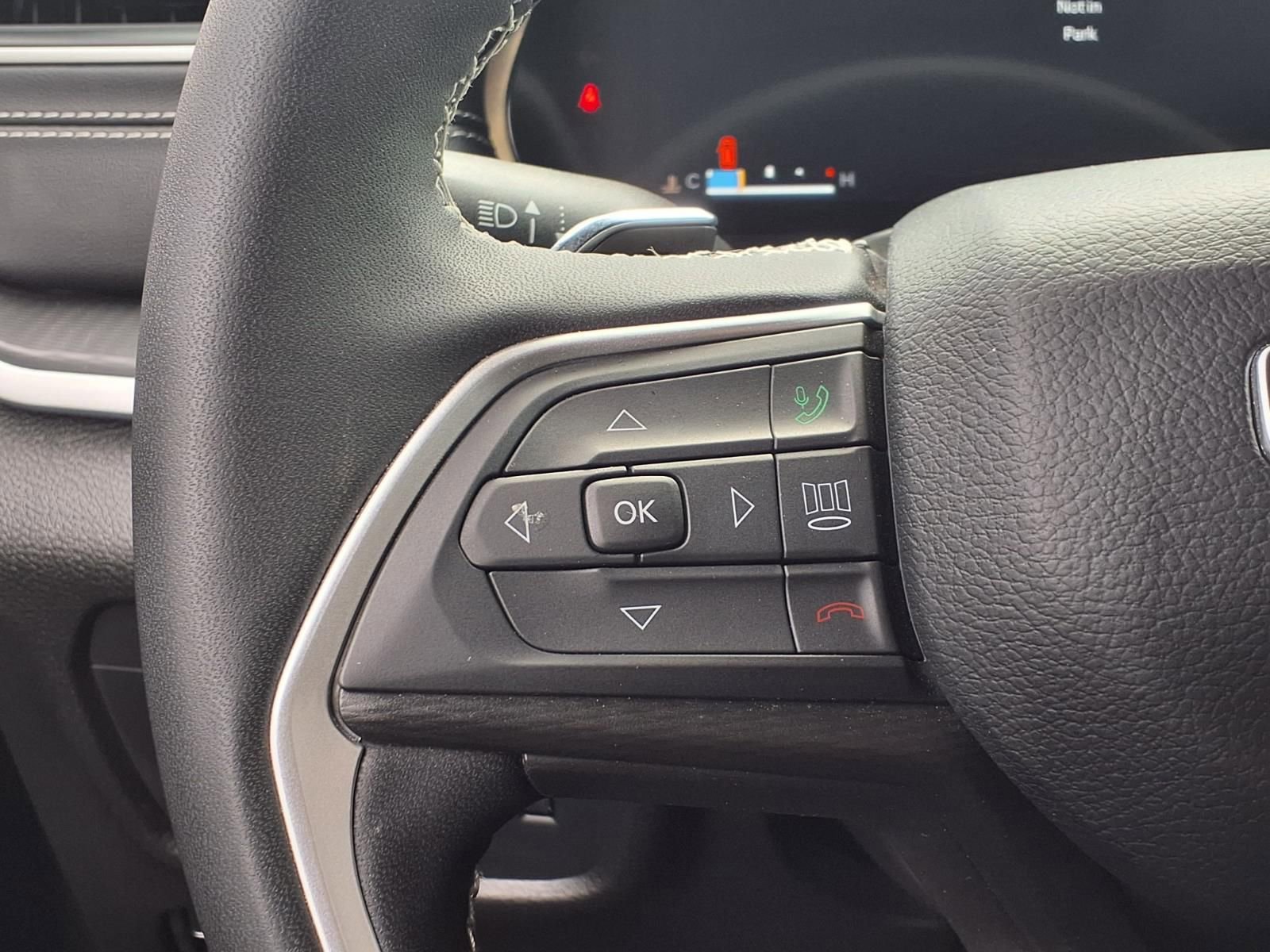 Used 2025 Jeep Grand Cherokee Altitude RWD image 15