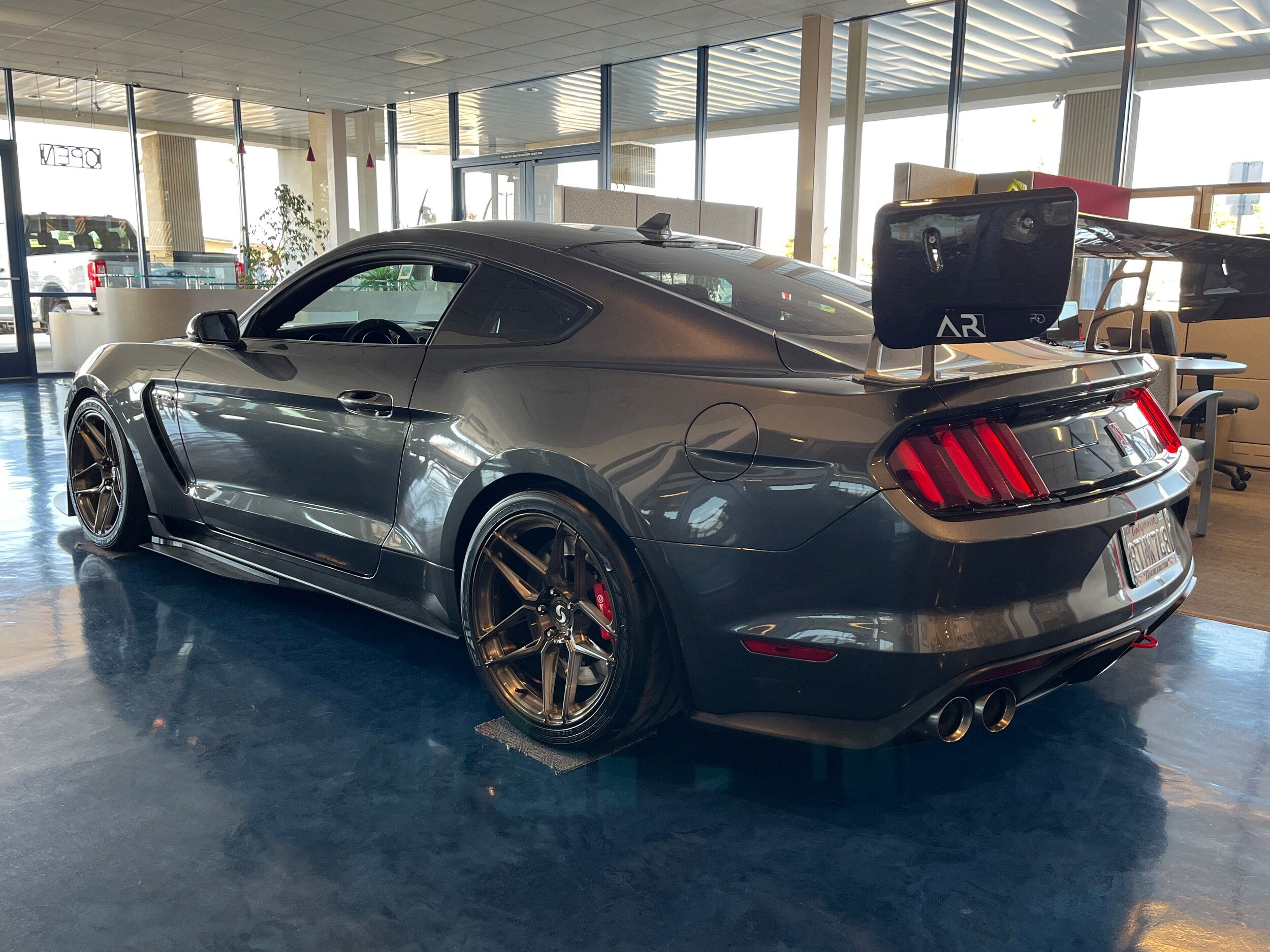 Used 2020 Ford Mustang Shelby GT350R w/ GT350R Equipment Group 920A RWD image 4