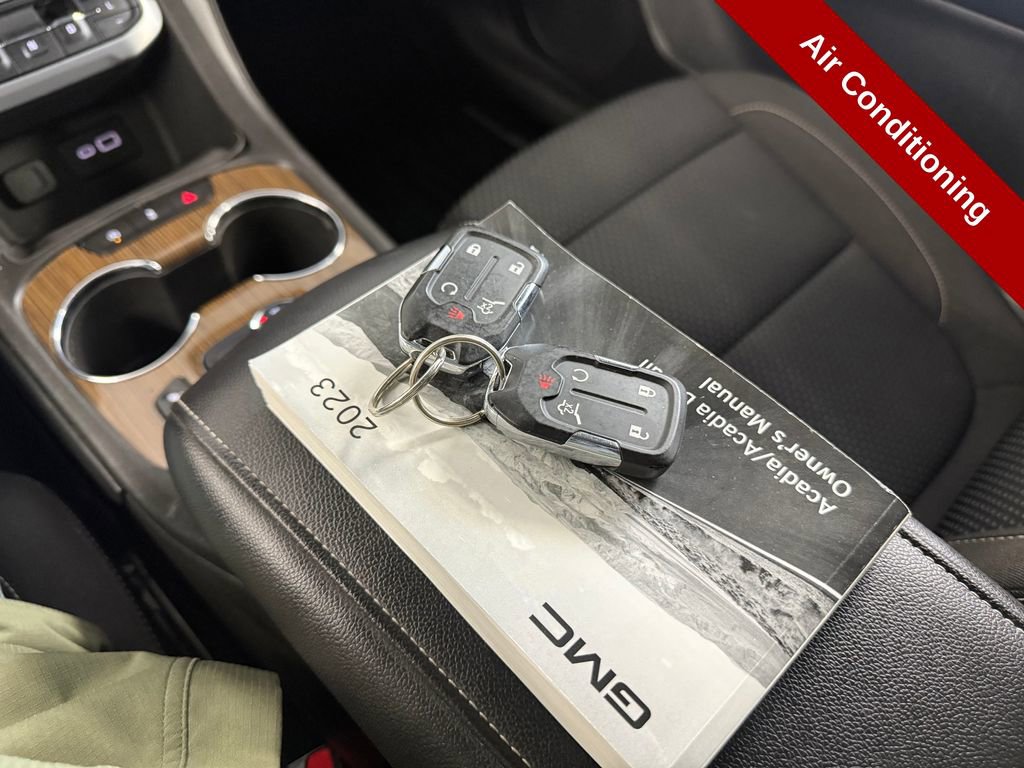 Used 2023 GMC Acadia SLE w/ Driver Convenience Package image 30