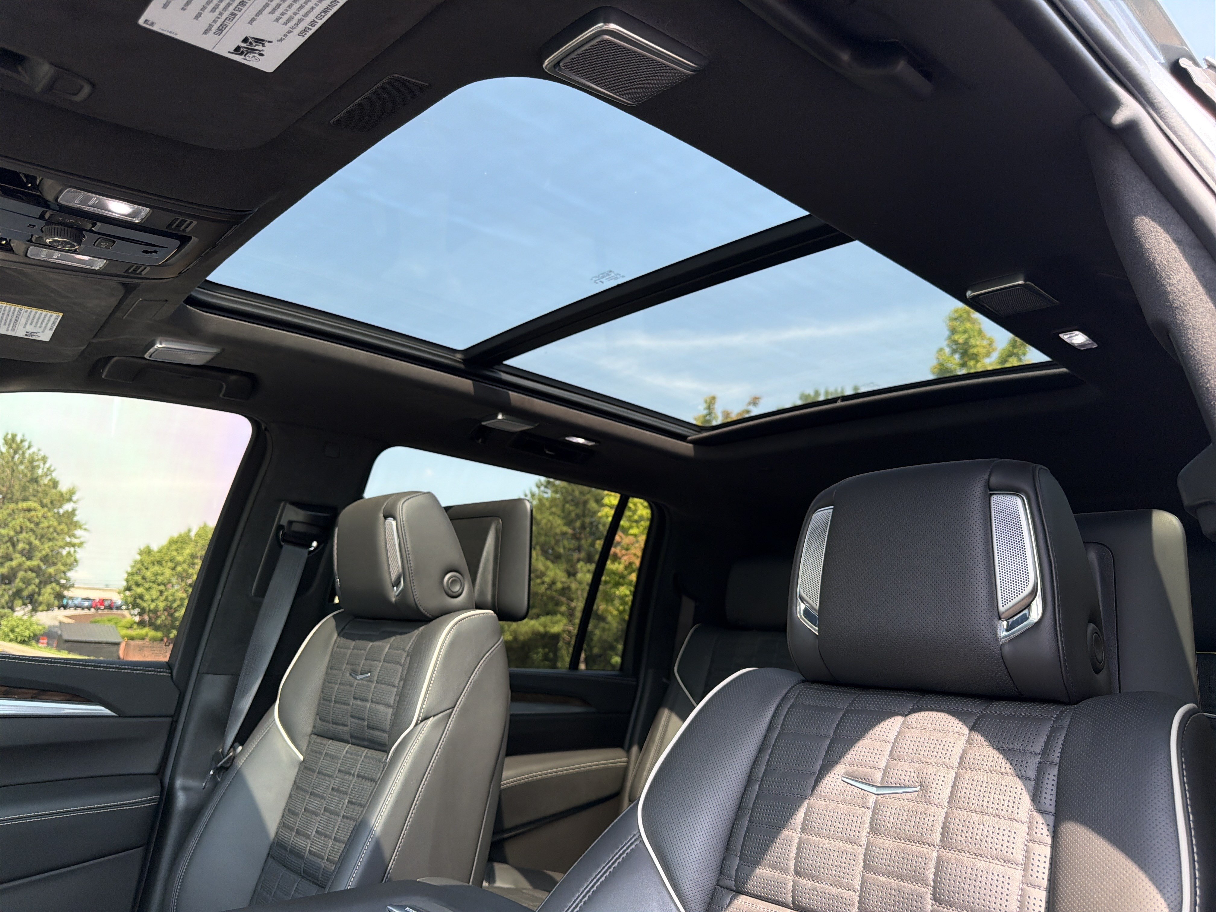 Used 2025 Cadillac Escalade ESV Sport Platinum w/ LPO, ONYX Package AWD/4WD image 7
