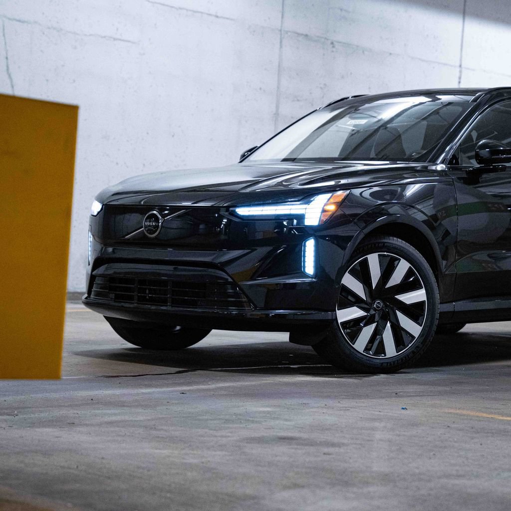 New 2026 Volvo EX90 Ultra AWD/4WD image 2