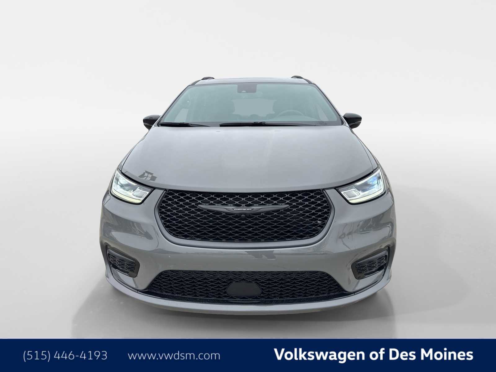 Used 2025 Chrysler Pacifica Limited image 4