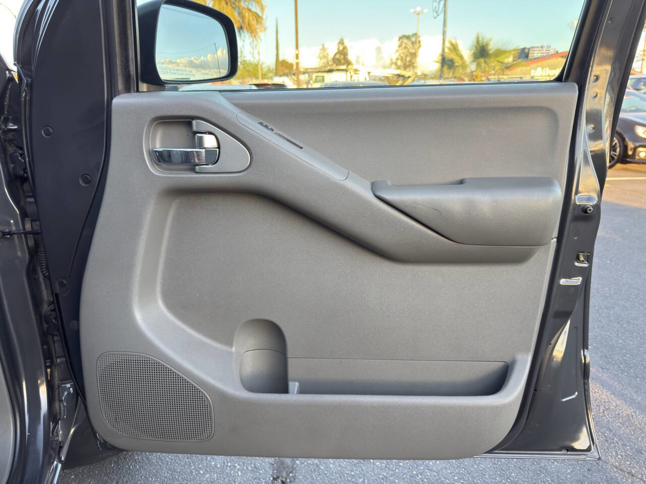 Used 2012 Nissan Frontier SV w/ SV Premium Utility Pkg AWD/4WD image 14