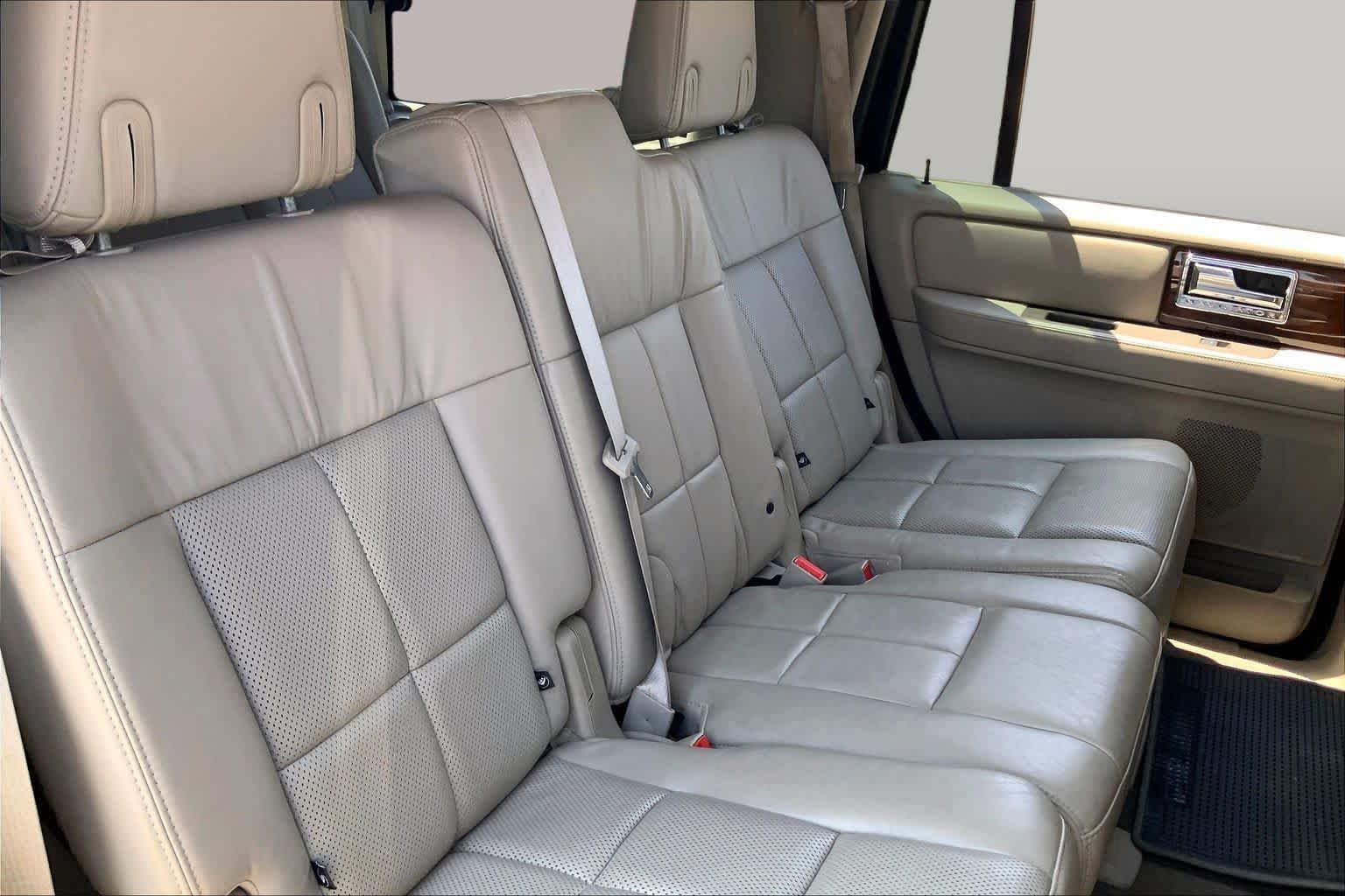 Used 2013 Lincoln Navigator 2WD w/ HD Trailer Tow Pkg image 19