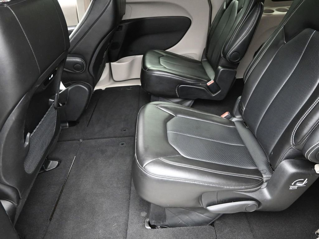 Used 2024 Chrysler Pacifica Touring-L image 13