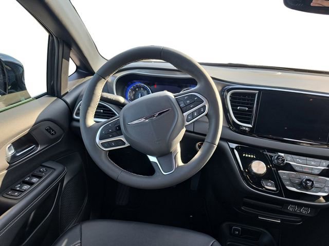 Used 2025 Chrysler Pacifica Select FWD image 11