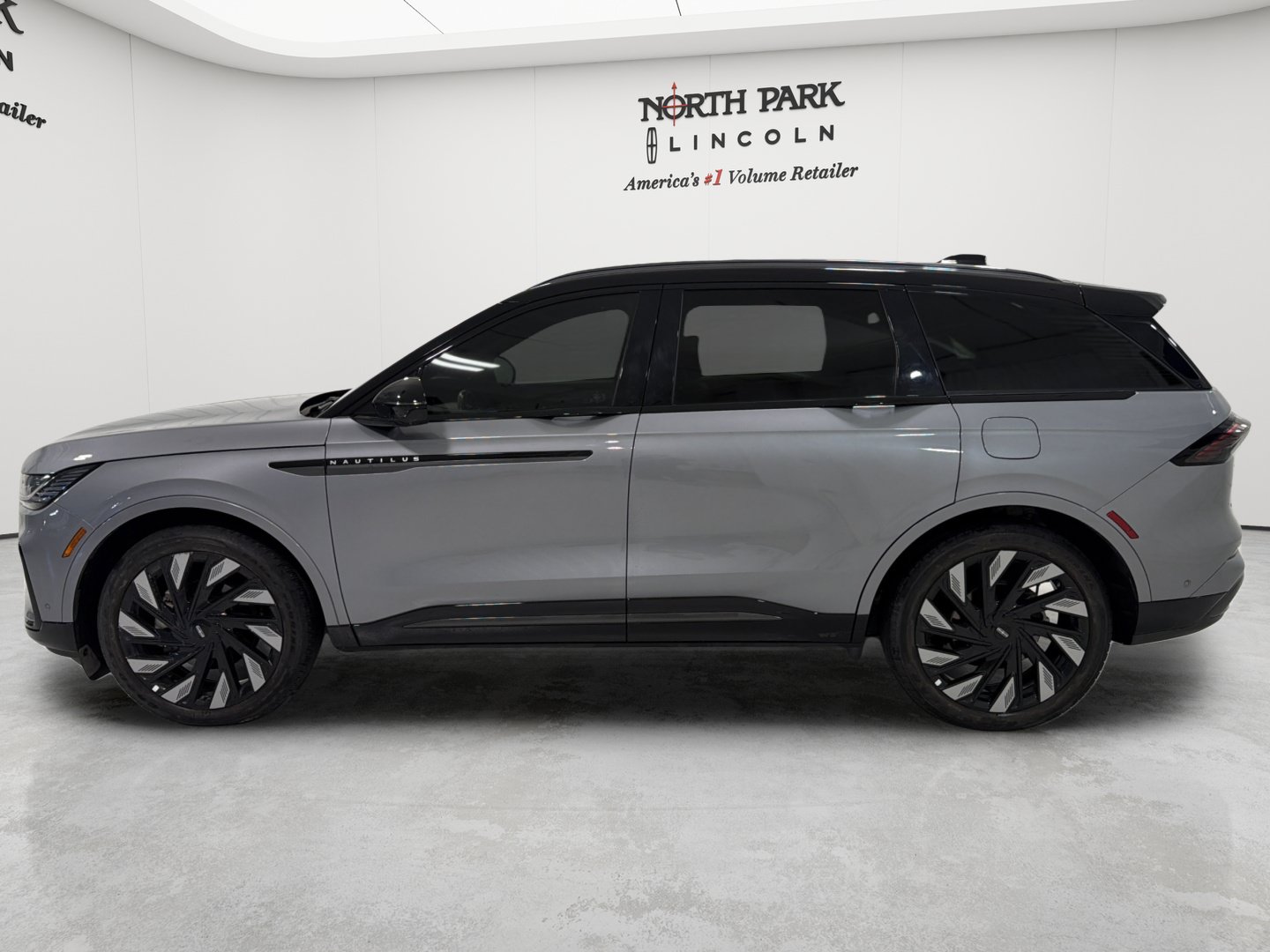 Used 2024 Lincoln Nautilus Reserve w/ Equipment Group 202A AWD/4WD image 2