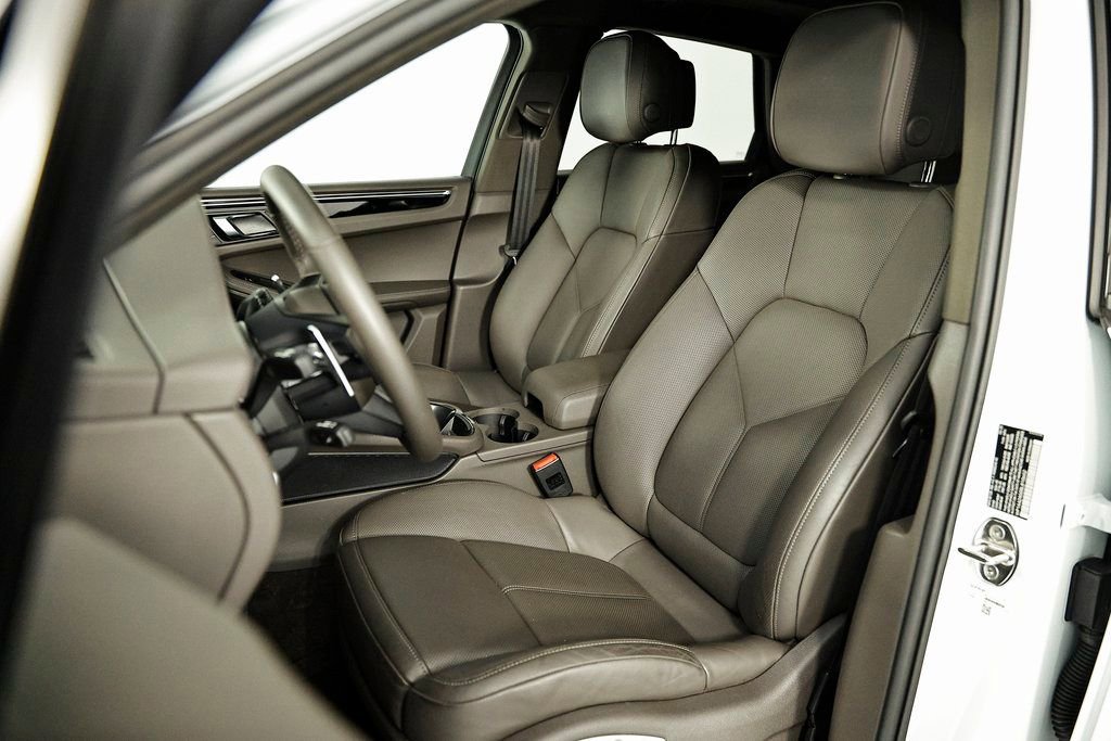 Certified 2025 Porsche Macan image 5