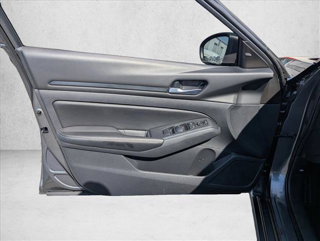 Used 2025 Nissan Altima 2.5 SV FWD image 21