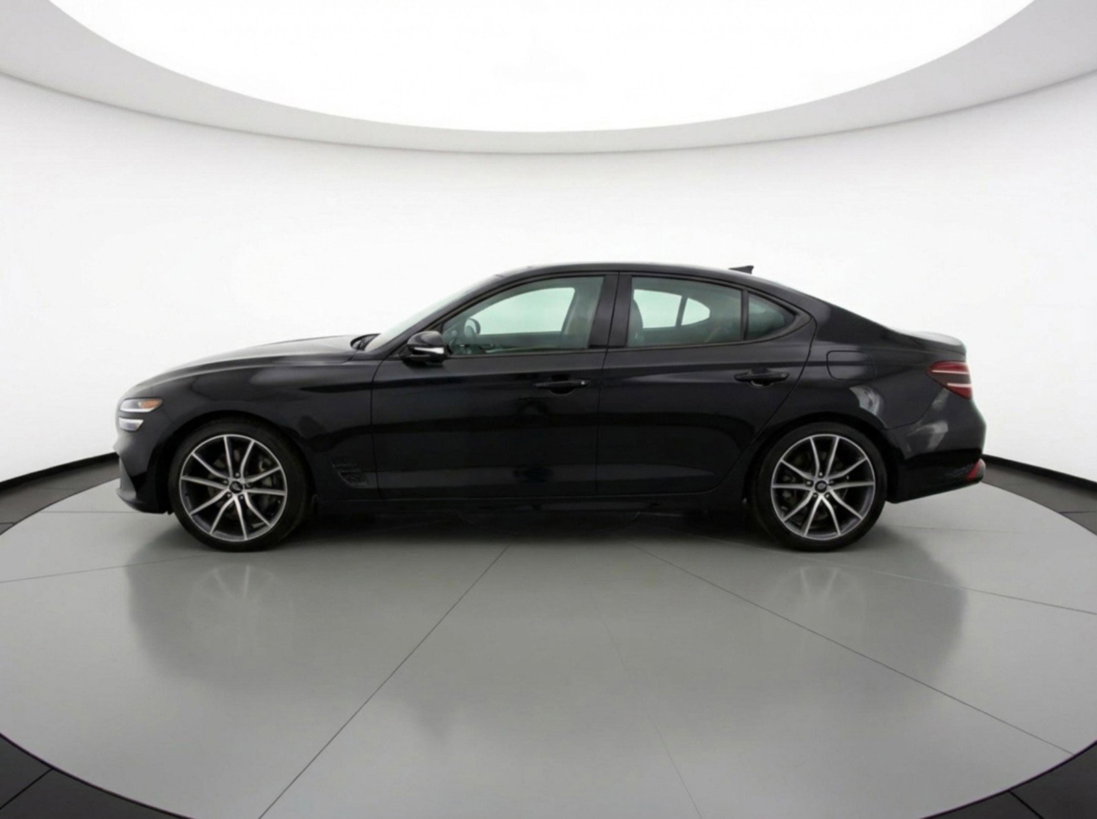 Used 2025 Genesis G70 2.5T image 5