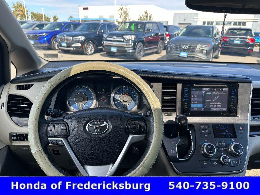 Used 2017 Toyota Sienna XLE Premium image 19