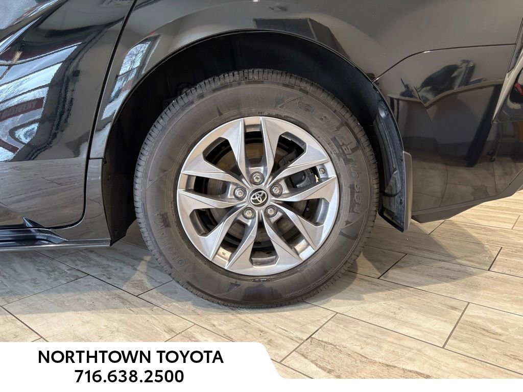 Used 2025 Toyota Sienna LE w/ LE Plus Package image 7