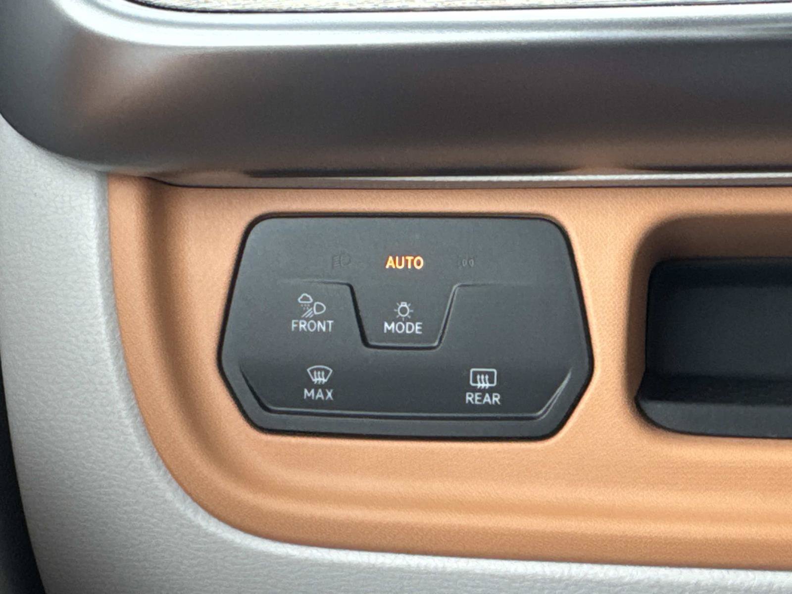 Certified 2025 Volkswagen ID. Buzz 1st Edition AWD/4WD image 29