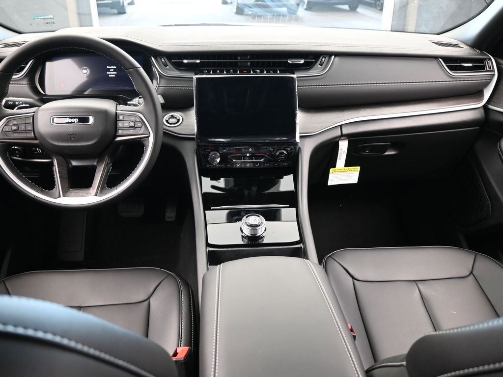 Used 2025 Jeep Grand Cherokee Limited image 32