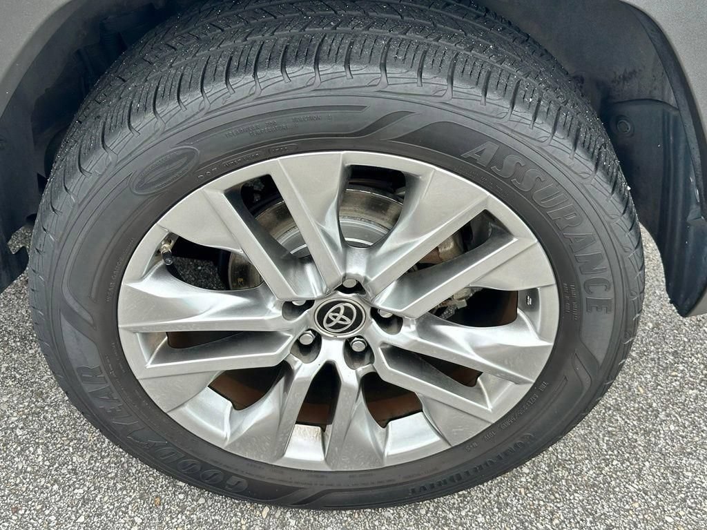 Used 2019 Toyota RAV4 Limited w/ Advanced Technology Package AWD/4WD image 25