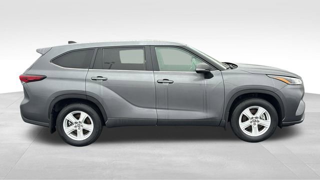 Used 2025 Toyota Highlander LE image 31